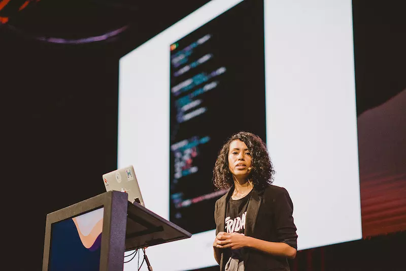 Elizabet Oliveira falando no React Conf